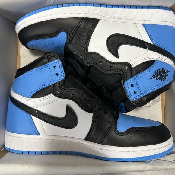 JORDAN 1 RETRO HIGH OG GS UNIVERSITY BLUE / BLACK - WHITE - Picture 2 of 3